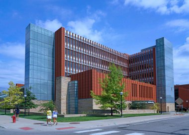 Ann Arbor, Michigan - 28 Ağustos 2022: Ross İş Okulu 'nun renkli binası ile Michigan Üniversitesi Kampüsü