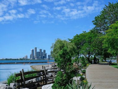 Toronto rıhtım parkı ve Sunnyside Sahili yakınlarında sahil yolu.
