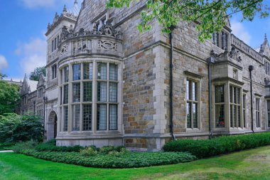 Ann Arbor, Michigan - Michigan Üniversitesi Kampüsü Gable 'lı geleneksel gotik tarzı taş binalar
