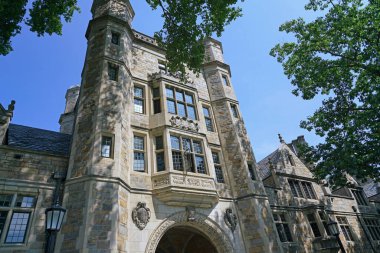Ann Arbor, Michigan - Michigan Üniversitesi Kampüsü Gable 'lı geleneksel gotik tarzı taş binalar