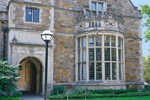 阿博尔 Ann Arbor 密歇根密歇根 密歇根大学校园 传统哥特式石砌建筑 有山墙 — 图库照片