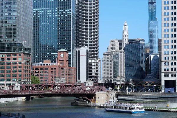 フランクリン通りから東を望むシカゴ川沿いの様々な建築物の眺め — ストック写真