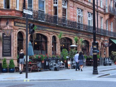 Mayfair 'deki tarihi bar ve restoran dekore edilmiş terra cotta cepheli.