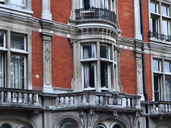 Elegantní Starý Bytový Dům Zdobenými Kulatými Kamennými Balkony Pod Okny — Stock fotografie
