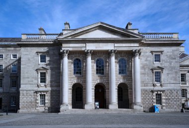 Dublin, İrlanda - Mart 2023: Trinity Koleji, Dublin Üniversitesi, klasik tarz şapel binası