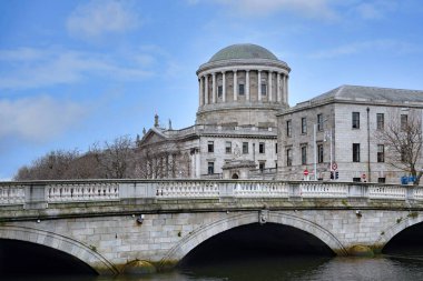 Liffey Nehri 'nin kıyısındaki bu heybetli kubbe, İrlanda Yüksek Mahkemesi' ne ev sahipliği yapan Dört Mahkeme olarak bilinir.