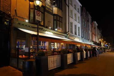 Dublin, İrlanda - Mart 2023 Dublin 'in Tapınak Bar bölgesindeki renkli barlar Cumartesi gecesi meşguldür