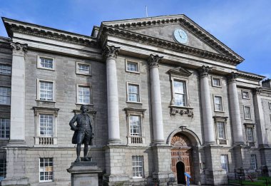 Dublin Trinity Üniversitesi 'nin ana girişinde filozof Edmund Burke' ün heykeli var.