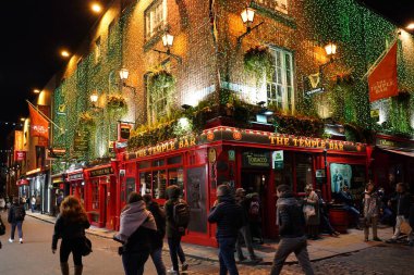 Dublin 'in Temple Bar bölgesinde renkli bir bar.