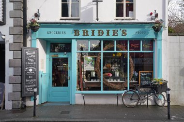 Kilkenny, İrlanda 'da renkli bir bar ve mağaza