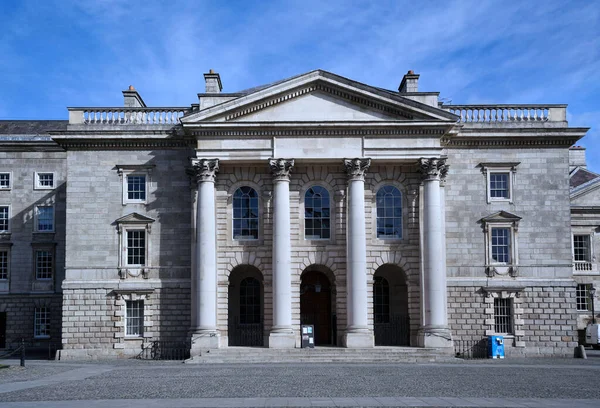 Dublin, İrlanda - Mart 2023: Trinity Koleji, Dublin Üniversitesi, klasik tarz şapel binası