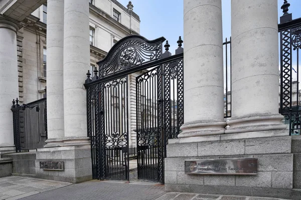 İrlanda 'da Taoiseach olarak bilinen Dublin' deki Başbakanın binasının giriş kapısı.