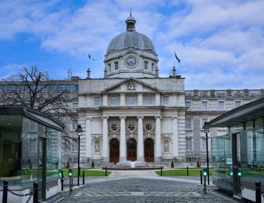 Başbakanın Dublin 'deki binası, İrlanda' da Taoiseac olarak bilinir.