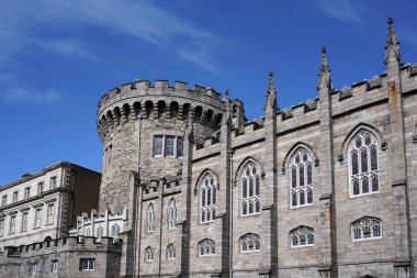 Dublin Kalesi 'nin dışında, kilisenin sağ tarafında.