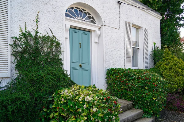 Frente Pequeña Casa Estuco Blanco Con Arbustos Colores —  Fotos de Stock