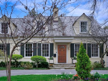 Dormer pencereli Cape Cod tarzı ev
