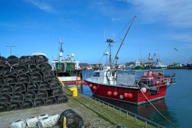 Rıhtımdaki balıkçı tekneleri ıstakoz tuzaklarının yanında.