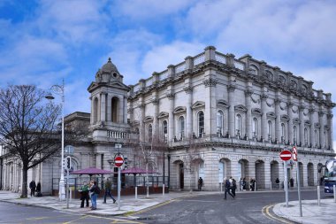 Dublin 'deki Hueston Tren İstasyonu, Viktorya döneminden kalma barok bir yapı.