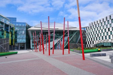 Dublin 'in Rıhtım Bölgesi' nde, Büyük Kanal 'a yakın modern düşük katlı ofis binalarıyla çevrili bir halk meydanı.