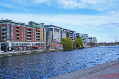 Dublin 'in Rıhtım Bölgesi' nde, Büyük Kanal 'a yakın modern apartman binaları.