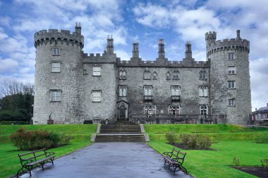 Kilkenny Castle, ortaçağ şatosu şimdi hükümet tarafından işletilen bir müze, bahçeye bakan güney manzaralı.