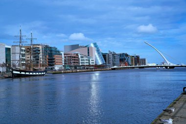 Dublin 'deki Liffey Nehri manzarası yenilenmiş rıhtım alanı yakınlarındaki modern binalar.