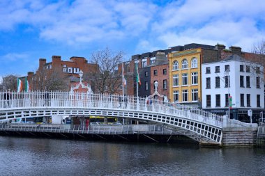 Yarım penny Köprüsü, Dublin 'de Liffey Nehri üzerinde tarihi bir köprü.