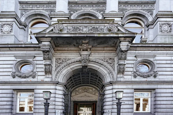 1891年に建てられた新生銀行の建物は 装飾建築におけるビクトリア朝の味の良い例です — ストック写真