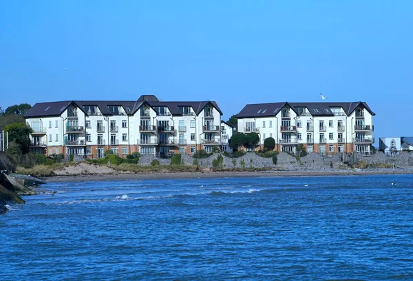 Apartmenthäuser Wasser Der Küste Der Irischen See — Stockfoto