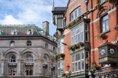 Dublin 'in Grafton Caddesi yakınlarındaki ticaret merkezinde eski binalar.