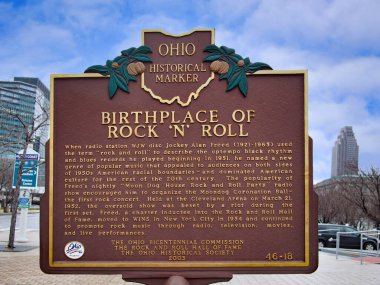 Cleveland, Ohio, ABD - 14 Aralık 2014: Cleveland 'da Rock and Roll Hall' un icadı için tarihi işaret