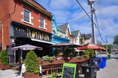 Toronto 'nun Kensington Market bölgesinde açık verandalı renkli bir restoran ve bar.