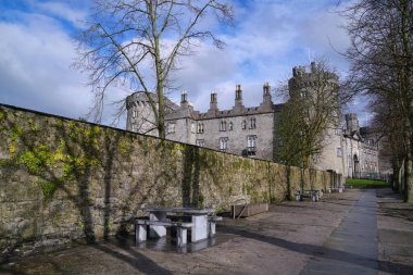 Kilkenny Kalesi 'nin etrafını çevreleyen dış taş duvar.