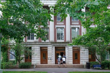 Öğrenciler Rochester Üniversitesi 'nin kampüsündeki bir binaya giriyorlar.