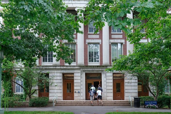 Öğrenciler Rochester Üniversitesi 'nin kampüsündeki bir binaya giriyorlar.