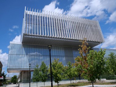 Toronto 'daki York Üniversitesi' nin kampüsünde modern mimariyle birlikte bina.