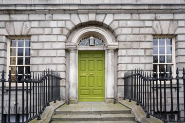 Eski taş ofis binasının ön kapısı.