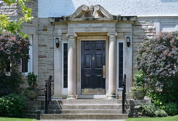 Elegante Eingangstür Klassischen Stil Steinsäulen — Stockfoto