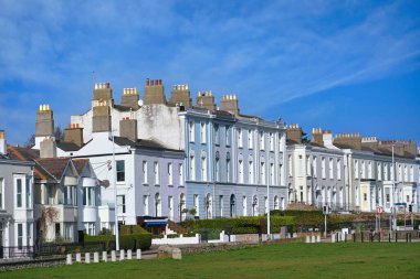 Eski moda pastel renkli kasaba evleri.