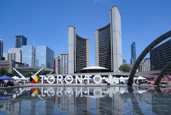 Ратушна Площа Торонто Відображаючим Басейном Стокове Фото