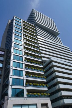 Balkonda tesisleri olan modern apartman binası.