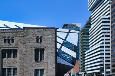 Toronto 'daki Bloor Caddesi' nde modern ekleme ve yüksek apartman binalarıyla Royal Ontario Müzesi