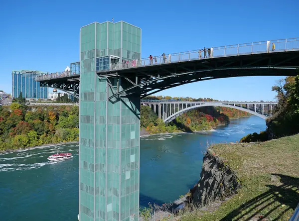 Amerikan tarafında gözlem güvertesi olan Niagara Nehri Boğazı manzarası