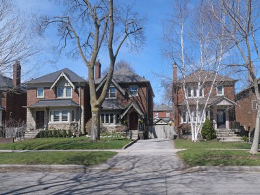 İlkbaharda geleneksel iki katlı evleri olan orta sınıf bir mahalle.