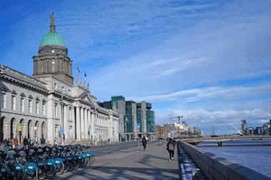 Dublin, İrlanda, Liffey Nehri 'nin kenarındaki kaldırımda...