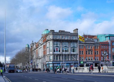 Dublin, yayalar O 'Connell Caddesi Köprüsü' nden kuzeye ilerliyor.