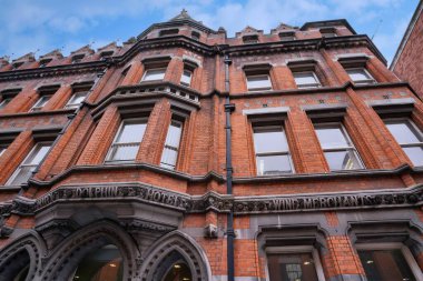 Dublin, Yunus Evi, Viktorya Dönemi 'ne ait pencere süslemeleri.