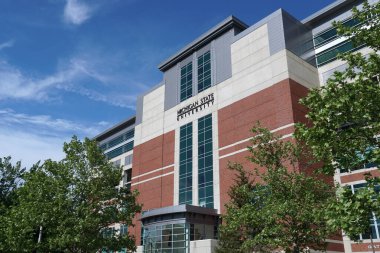 Doğu Lansing, Michigan - 11 Mayıs 2024: Michigan Eyalet Üniversitesi atletizm programlarıyla ünlüdür ve kendisine adanmış çok sayıda binası vardır.