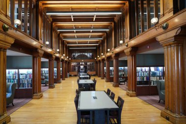 Vermont Üniversitesi 'ndeki Billings Kütüphanesi' nin içi ahşap kaplamalı.