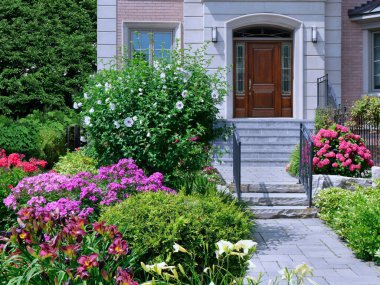 Yazın çiçekli evin ön bahçesi.